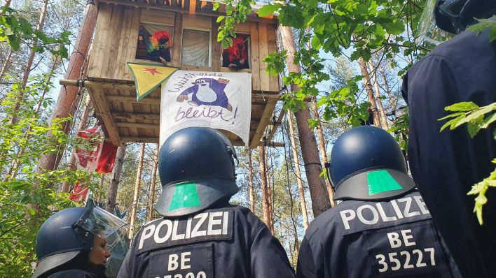 Police forces are at the camp in Wuhlheide. (Source: rbb)