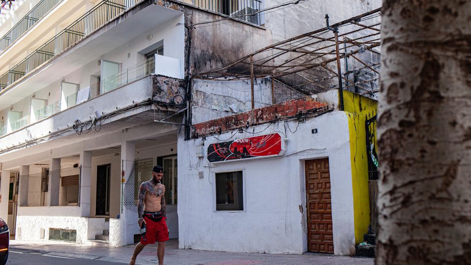 Mallorca: Cigarettes are said to have been thrown from the balconies onto the roof of the bar