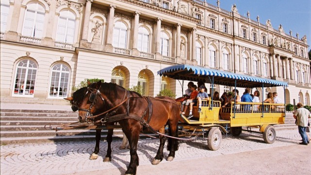 Classical music festivals in Bavaria: Special service: As always, concert guests can be taken to Herrenchiemsee Castle by horse-drawn carriage.