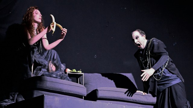 Classic festivals in Bavaria: Seduction with fruit: Salome (Lidia Fridmann) with Herod (Hans-Georg Priese).