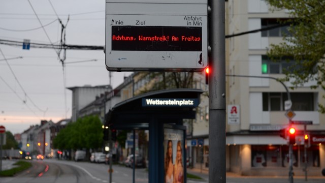 Local public transport: The electronic display boards at the tram or bus stops, such as here at Wettersteinplatz, indicate impairments caused by the warning strike.