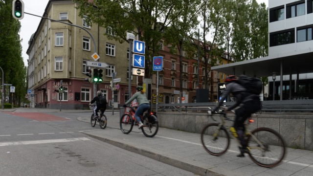 Local public transport: Not dependent on the MVG: cyclists on Poccistraße.