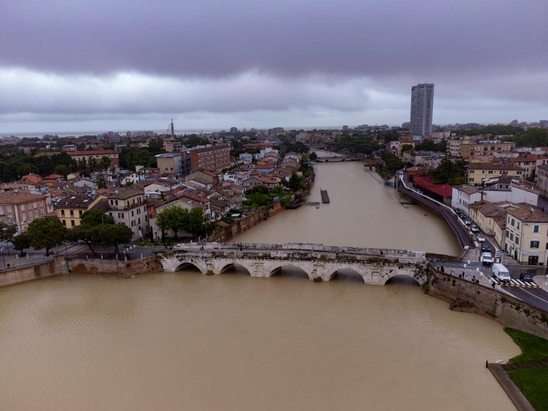 Critical weather conditions in Italy: the water level at the Tiberius Bridge (Ponte di Tiberio) in Rimini has risen significantly, as can be seen in the photo (May 17, 2023).   