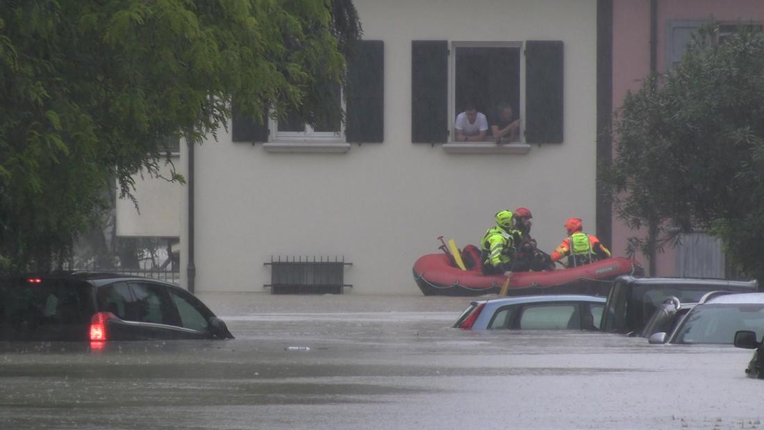 Severe weather in Italy: In the city of Cesena, the Savio river burst its banks after extreme rainfall, streets along the river are under water. 