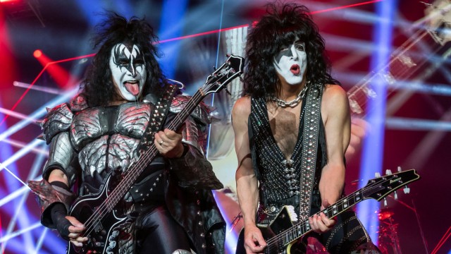 Big concerts on the Königsplatz: Only real with this tongue: Gene Simmons (left) and Paul Stanley in the classic "kiss"-Outfit.