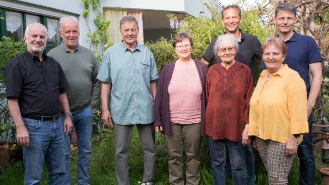 Cold War: Reunion after 40 years: (from left) the filmmakers Christian Weisenborn and Michael Wulfes and father Josef Jacob, Gabriele Kirner, now Stelz, Sieglinde Kirner, now 90 years old, Jürgen Jacob (then 13), mother Irene Jacob and Thomas Jacob (then 11).