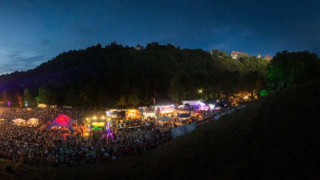 Open-Air-Saison in München und Bayern: Beste Lage: Das Taubertal-Festival breitet sich auf der Eiswiese unterhalb der Altstadt von Rothenburg ob der Tauber aus.