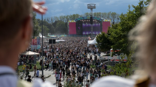 Open-Air-Saison in München und Bayern: Der Park lebt: Großer Andrang herrschte beim "Superbloom"-Festival auch an der kleineren Bühne, der "Superstage". Die größere, die "Olympic Stage", ist im Olympiastadion.