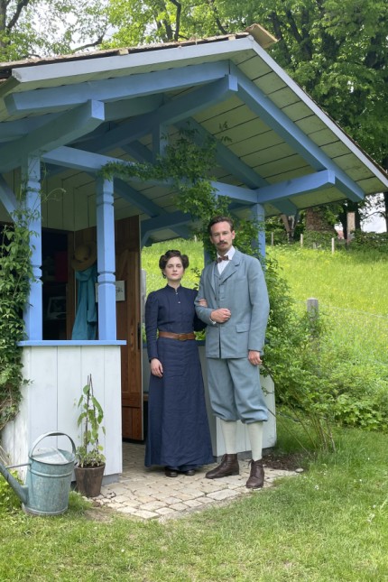 filming too "Munter & Kandinsky": The main actors Vanessa Loibl and Vladimir Burlakov in front of the gazebo next to the Münter House in Murnau.
