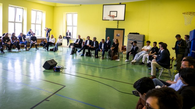 Addiction prevention: A large circle of chairs in the small gymnasium of the Rudolf Diesel Realschule: Many students wanted to discuss with the two ministers.
