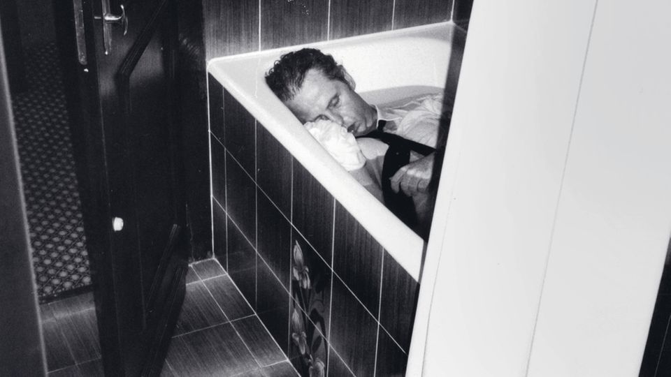The CDU politician Uwe Barschel lies dead in the bathtub of his hotel room in the Hotel Beau Rivage in Geneva