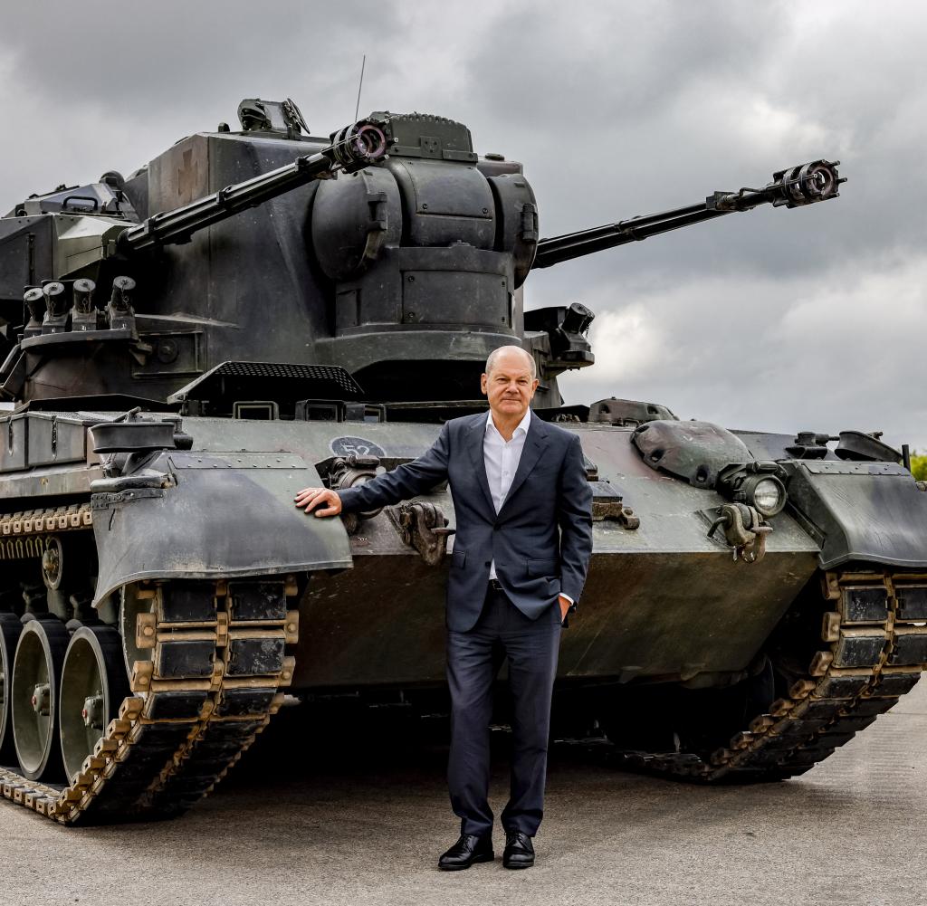 Bundeskanzler Olaf Scholz an einem Gepard-Panzer, wie er an Kiew geliefert wurde. Aber längst geht es um andere Waffensysteme