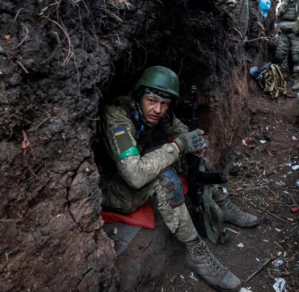 Ukrainische Soldaten in ihren Schützengräben