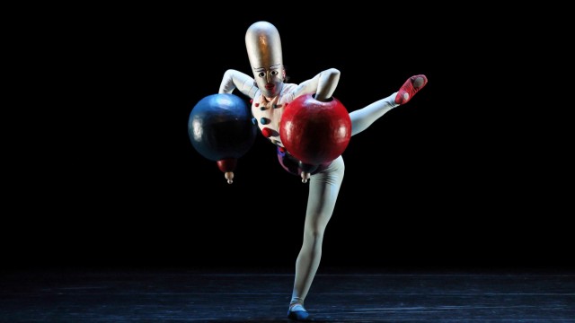 Masterpiece of ballet history: half-blind and deaf, and heavy ones at that "ball hands"also the name of this figurine, in which the dancer Tyler Robinson is stuck.