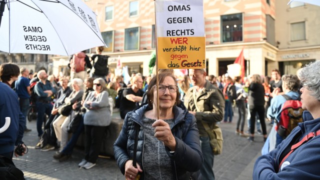 Response to raids: After the raids on activists of the last generation, the Omas gegen Rechts also asked who was breaking the law here.