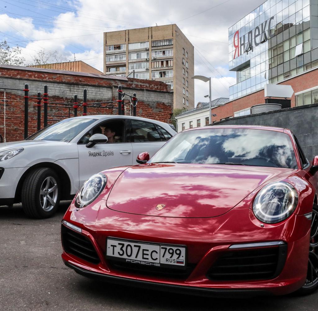 A Porsche 911 and a Macan in a parking lot in Moscow