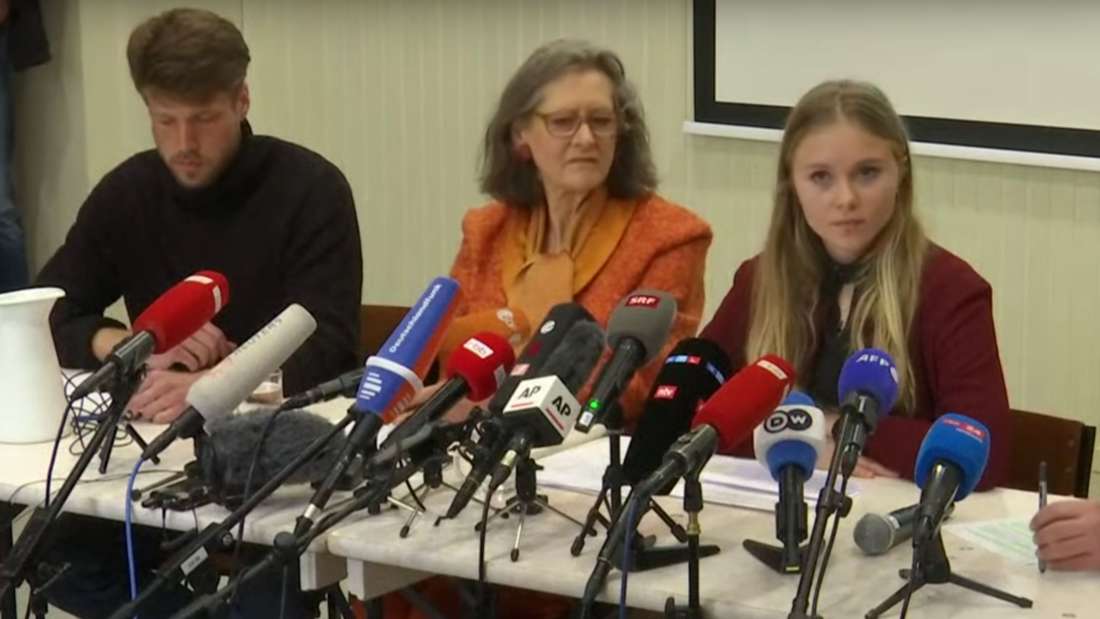 Marion Fabian (2nd from left) and Aimée van Baalen (right) speak at the press conference of the 