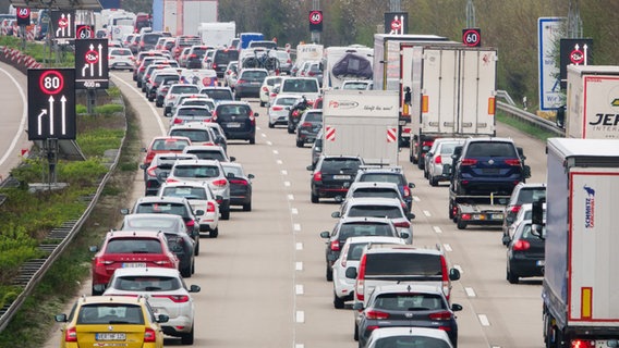 Cars are stuck in traffic on Maundy Thursday 2022 on the A7 between Hanover and Hildesheim.  © picture alliance/dpa |  Mia Bucher Photo: Mia Bucher