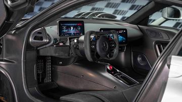 Carbon and Alcantara: The interior exudes its very own appeal.