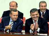 Erdogan wurde am 12. März 2003 Ministerpräsident, Abdullah Gül übernahm den Posten des Außenministers. Zunächst öffnete sich die Türkei dem Westen und schuf etwa die Todesstrafe ab. Außenpolitisch verfolgte Erdogan zudem anfangs eine Annäherung an die EU, sodass ein möglicher Beitritt im Raum stand. Auch verbesserte sich das Verhältnis der Türkei zu ihren östlichen Nachbarn deutlich.
