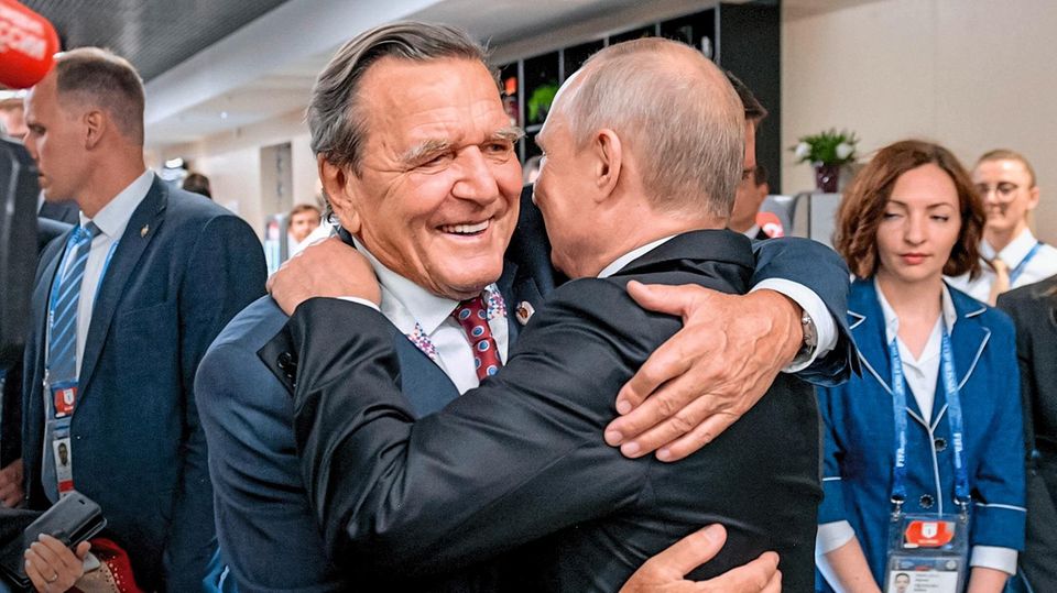 Schröder and Putin during the 2018 World Cup in Moscow