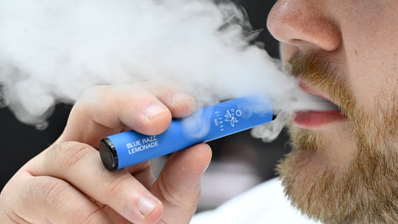 A smoker inhales a disposable e-cigarette.  © picture alliance/dpa Photo: Roberto Pfeil