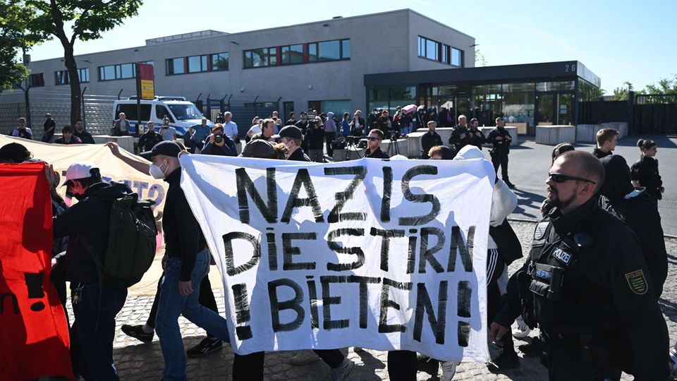 Demonstrators from the left spectrum in front of the Higher Regional Court (OLG) Dresden