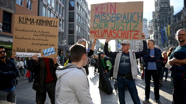 Reaction to the raid: Many of the demonstrators assume that the raid on the climate protection activists was politically motivated.
