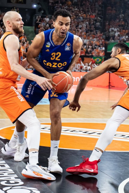 Alba out in the BBL Playoffs: "Something has to happen": Berlin's center Johannes Thiemann (centre, against Ulm's Robin Christen and Bruno Caboclo, from left) was not in full possession of his strength in the decisive season finale.