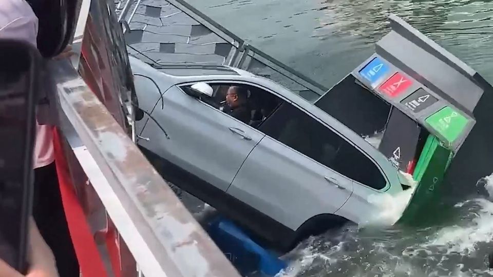 BMW falls into the water: the driver fails to shift gears and sinks the car in the harbor basin