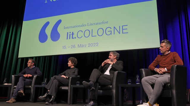 Between worlds: The journalist and author Sasha Filipenko (right) took part in the opening event of Lit.Cologne in March 2022 with Navid Kermani, Sasha Marianna Salzmann and Deniz Yücel (from left), which had started with an event in solidarity with Ukraine.