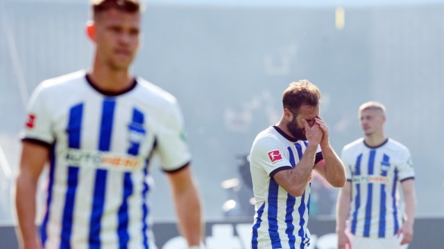 Bundesliga: Hands over your face: Neither Lucas Tousart (centre) nor his teammates Florian Niederlechner (left) and Márton Dárdai can prevent Hertha from being relegated.