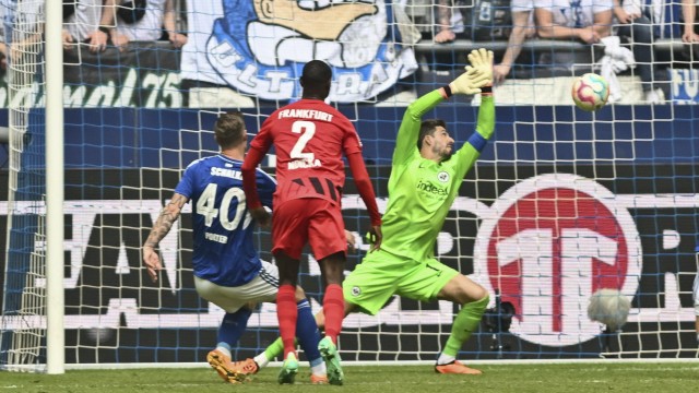 Bundesliga: equalization shortly before the end: Sebastian Polter (left, in blue) scores to make it 2-2 for Schalke.