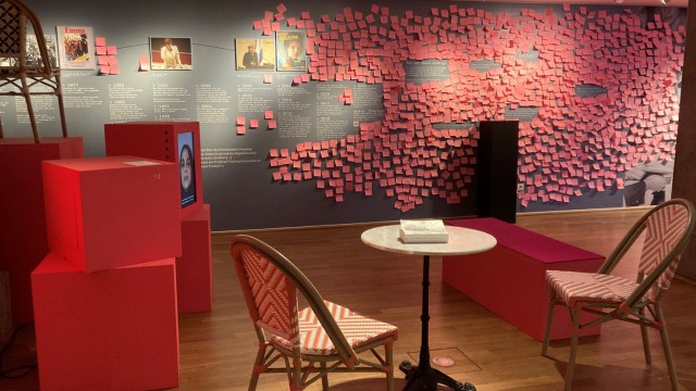 Design for literature: the post-it wall in the exhibition is growing by the day.