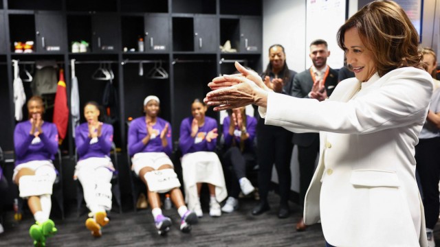 Basketball pro Brittney Griner: Congratulations from all over the country, also from politics: US Vice President Kamala Harris visits the cabin of the Phoenix Mercury team.