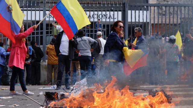 Ecuador: Supporters of President Lasso demonstrated on Tuesday in front of the parliament in Quito against the impeachment process, which he is now forestalling.