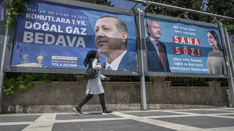The posters of the two main candidates for the presidential election in Turkey, the incumbent head of state Recep Tayyip Erdogan, and his opponent, Kemal Kiliçdaroglu, in Sanliurfa, Turkey, April 28, 2023. (OZAN KOSE / AFP)
