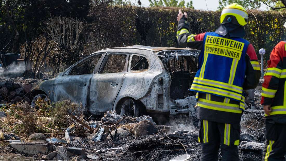 The fire brigade is at the scene of the fire.  After an explosion, a fire broke out in Putgarten in the north of the island of Rügen in the morning.