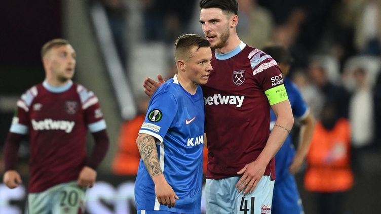 West Ham player Declan Rice greets AZ Alkmaar defender Jordy Clasie after the semi-final first leg of the Europa League conference on May 11, 2023. (JUSTIN TALLIS / AFP)