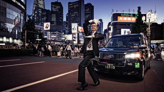 travel book "Taxi Drivers": In a suit, tie and white gloves: driving a taxi through Tokyo is also a question of style.