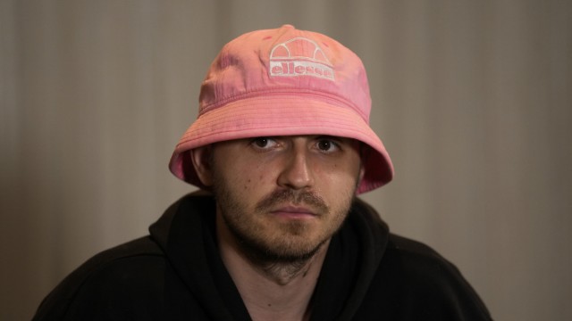 Between worlds: The pink kepi is the identifying mark of Kalush singer Oleg Psyuk.  Since the Russian invasion of Ukraine, the song "Stefania"with which the band won the ESC 2022, has become a hymn to the war-ravaged motherland.