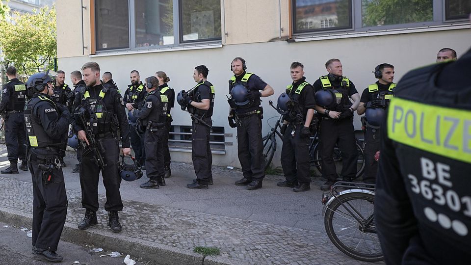 The police pulled together numerous officers at the school in the Neukölln district of Berlin