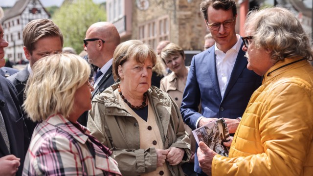 Cologne: Former Chancellor Angela Merkel (CDU) with the Prime Minister of North Rhine-Westphalia, Hendrik Wüst (2nd from right, CDU) and the Mayor of Bad Münstereifel, Sabine Preiser-Marian (l, CDU).