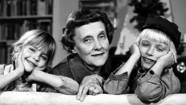Scenario: "Books strengthen us and help lay the foundations of morality and wisdom"says Laurie Halse Anderson upon receiving the "Astrid Lindgren Memorial Prize 2023" in Stockholm.  For the US youth book author is Lindgren, here in 1972 with the two main actors of her book adaptation "Michel from Lönneberga" a great role model.