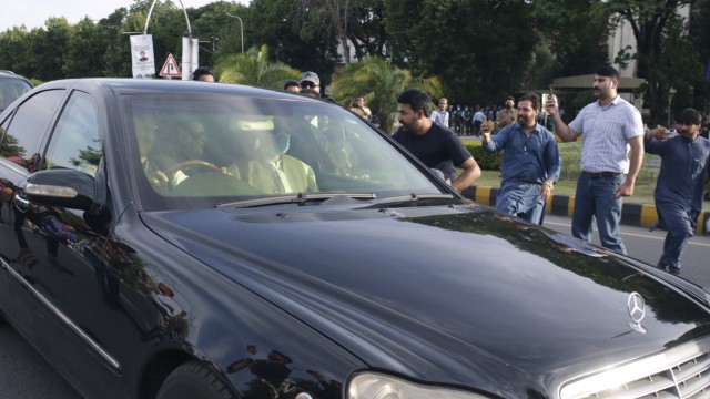 Crisis in South Asia: A car with Khan drives up to the Constitutional Court on Thursday.