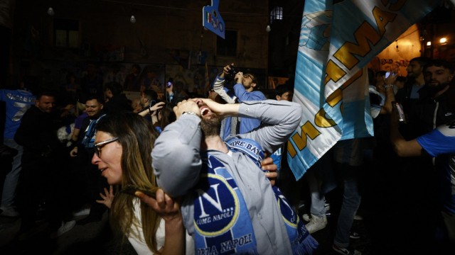 SSC Napoli in Serie A: can it be true?  Supporters in Naples celebrate the Scudetto.