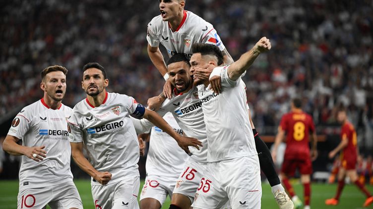 Sevilla players celebrate their victory in the Europa League final against AS Roma on May 31, 2023. (VLADIMIR SIMICEK / AFP)