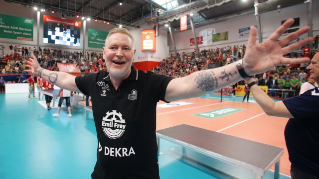 Volleyball champion Stuttgart: Tore Aleksandersen celebrates the title.