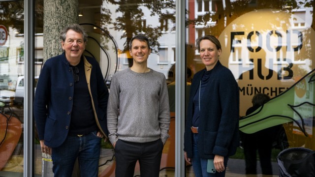 Shopping in Munich: Karl Schweisfurth, Quentin Orain and Kristin Mansmann (from left) founded the food hub in Giesing.