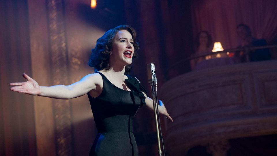 A shot from the series "Marvelous Mrs. Maisel": Comedian Midge Maisel takes the stage.